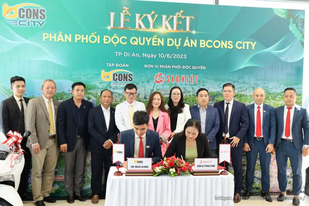 Ông Lê Vũ Linh – Giám đốc Khối Kinh doanh đại diện chủ đầu tư Tập đoàn Bcons ký kết hợp tác cùng bà Phạm Thị Phương Thảo – Tổng Giám đốc Công ty Cổ phần Dịch vụ Bất động sản Sao Việt