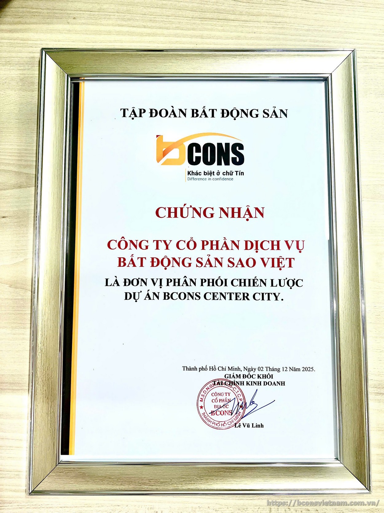 Ông Lê Vũ Linh – Giám đốc Khối Kinh doanh đại diện chủ đầu tư Tập đoàn Bcons ký kết hợp tác cùng bà Lâm Nguyệt Thanh Ngân – Tổng Giám đốc Công ty Cổ phần Dịch vụ Bất động sản Sao Việt